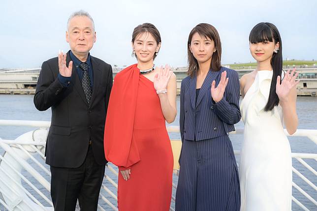 瀨瀨敬久（左起）執導的《未來》為閉幕片，與演員北川景子、黑島結菜、山崎七海一同出席。翻攝eiga_mirai X
