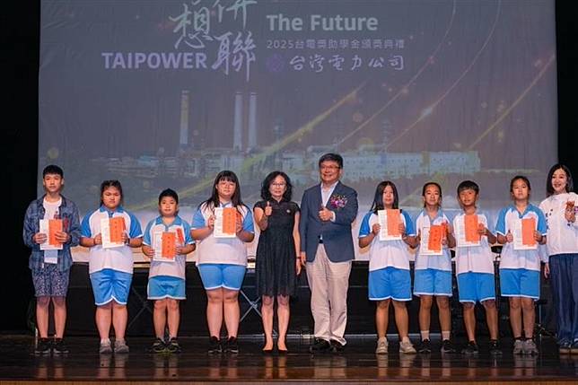 台電6日串聯全國20座電廠聯合頒發獎助學金，現場由台電董事長曾文生（中右）及苗栗縣副縣長邱俐俐（中左）等貴賓共同頒獎，鼓勵獲獎學子。（台電提供）