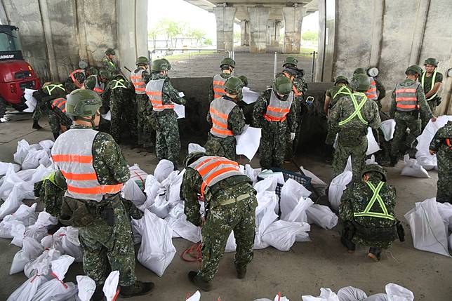 國軍第三作戰區蘭指部協助宜蘭壯圍鄉公所進行沙包填充。(六軍團提供)