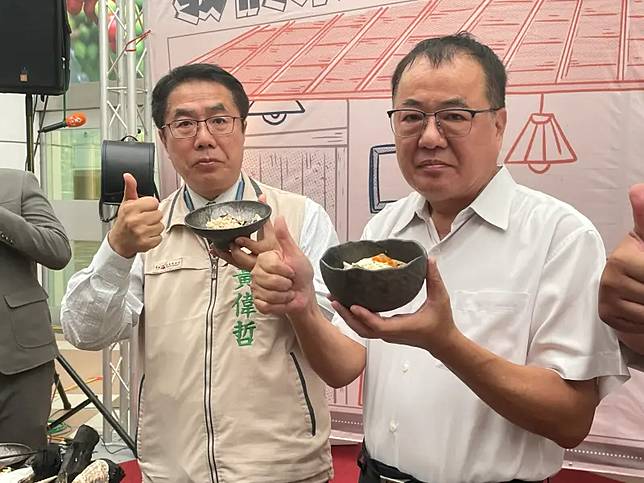 台南市長黃偉哲與漁業署署長張致盛品嘗美味的虱目魚釜飯，直誇好吃