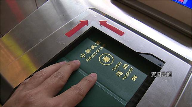 有旅遊業者推出買行程送「代辦護照」，或是代辦護照到府收送。圖／台視新聞