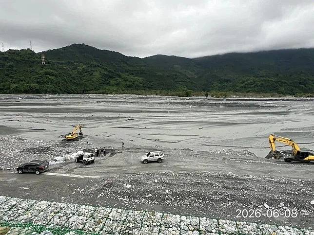 鄧姓工地主任被溪水沖走失聯，警消與施工單位展開搜救。林保署花蓮分署提供
