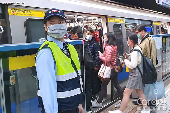 捷運、台鐵、高鐵等大眾運輸配合「防疫社交距離」指引，要求乘客須全程配戴口罩(圖/卡優新聞網)