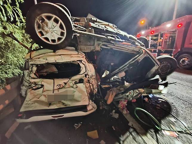 國道一號北上新營路段發生連環車禍，車輛遭擠壓、堆疊。（民眾提供）