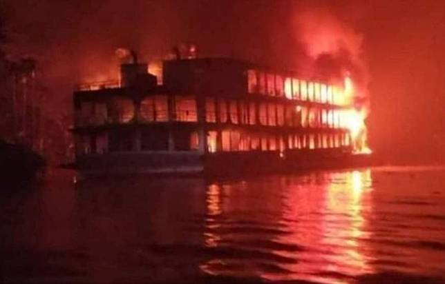▲孟加拉蘇干達河，當地時間24日凌晨驚傳渡輪大火。（圖／擷取自影片）