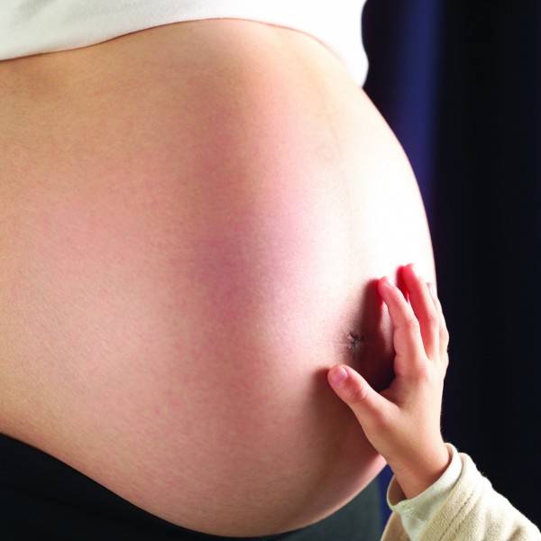 台北醫學大學參與的跨國研究發現，懷孕初期前3個月若正好在年底，小孩出生之後較易罹患憂鬱症、高血壓和心房顫動，媽媽也容易有高妊娠高血壓風險。(圖庫照)