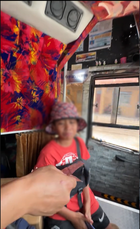 โชเฟอร์น้ำใจงาม! ช่วยเด็กชายไร้เงิน เดินทางลำพังไปเยี่ยมพ่อที่ถูกจับ |  สยามนิวส์ | LINE TODAY