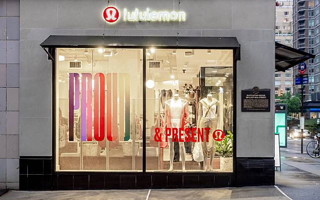 Lululemon舒適、好穿，也重美觀，不少人將瑜珈服飾帶到街頭，成為日常穿搭。圖片來源：ajay_suresh（CC BY 2.0）