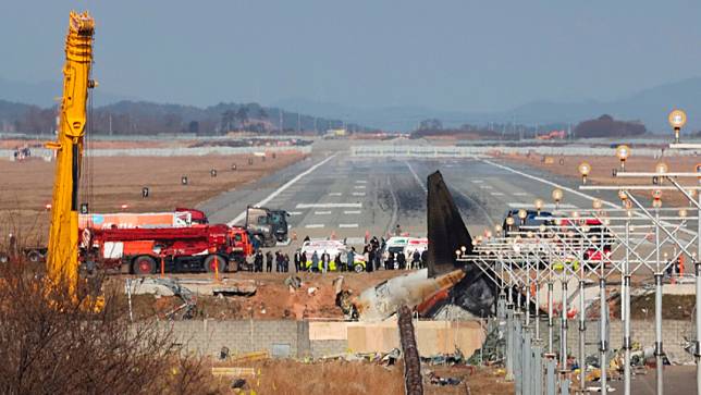 2025年1月1日，南韓濟州航空空難班機的家屬，回到失事現場祭奠死者。美聯社