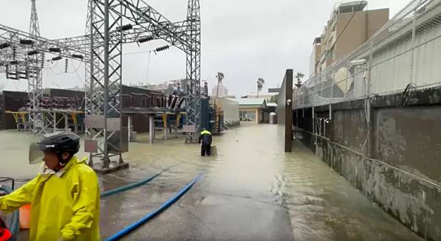 凱米颱風豪雨灌進高雄！台電變電所也淹水　向市府支援大型抽水機