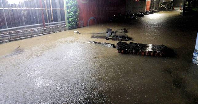 暴雨倒灌！汐止淹水路邊機車全遭殃　2陸閘、吉林街水門急關閉