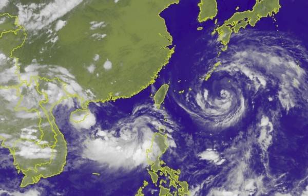 第10號颱風安比明天距台最近，南海又有熱帶擾動，台灣在南北夾擊下容易形成不穩定天氣。(圖擷自中央氣象局)
