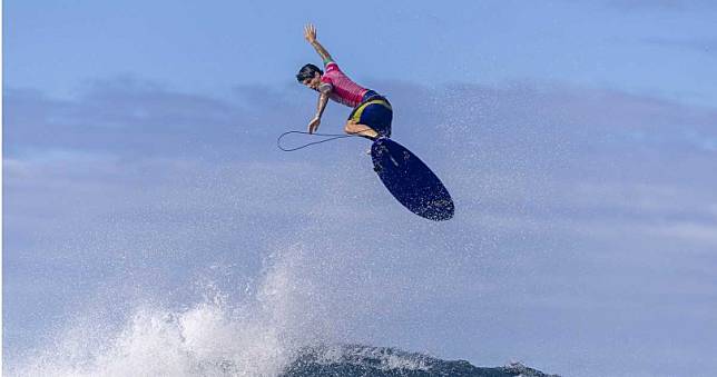 Le dieu brésilien du surf, Medina, a battu le record de l'histoire olympique en shortboard masculin et a atteint les quarts de finale. Les photos de lui 