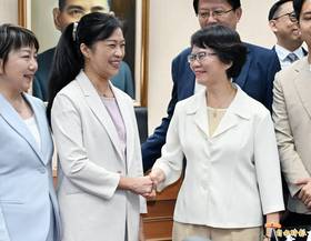 立法院教育委員會召委選舉生波，原本國民黨立委禮讓民眾黨立委劉書彬(中)，但國民黨立委羅廷瑋(右)一度傳出不願禮讓自己要角逐召委一職，最後在推舉下，分別由民進黨立委陳秀寶(左)與劉書彬出任本會期召委。(記者廖振輝攝)