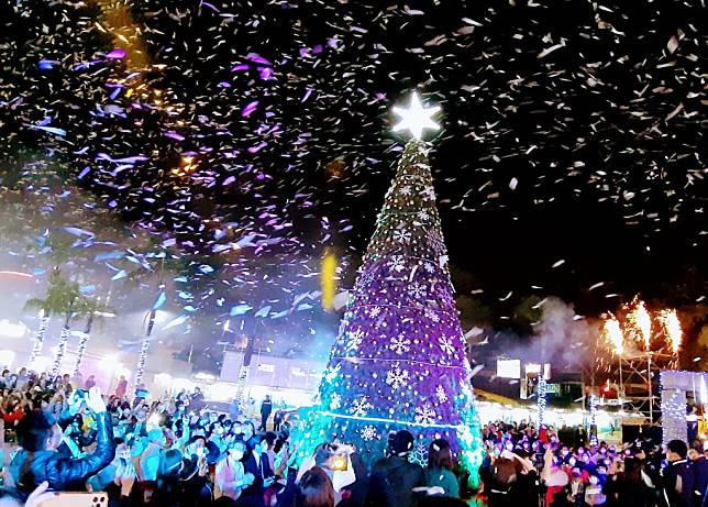 台南大遠百十五公尺高的耶誕樹，在煙火及滿天飛舞的雪花襯托下，閃耀夜空。（記者羅玉如攝）