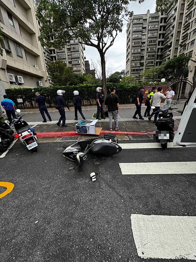 台北市內湖路一段411巷，今日下午1時22分許發生一起當街砍人案。(記者鄭景議翻攝)
