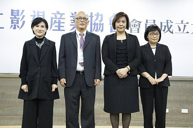 2017年台灣線上影視產業協會成立，由錢大衛（左二）擔任理事長，與文化部長鄭麗君（左）等人合影。（LiTV提供）