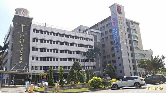 台東馬偕醫院疑發生院內感染，針對疫情病房暫停收治新病人。(記者黃明堂攝)