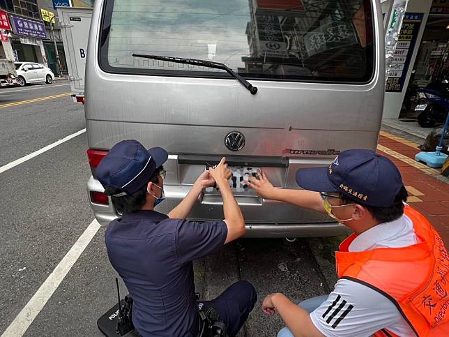 為遏阻偽變造車牌持續氾濫，南投警方加強攔檢稽查。（圖片南投縣警局提供）