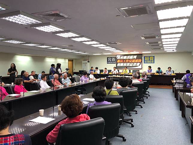 來自全台南市各區里的鄰長，齊聚台南市議會，公布「編列鄰長工作交通補助」連署結果，並向市議會請願。
