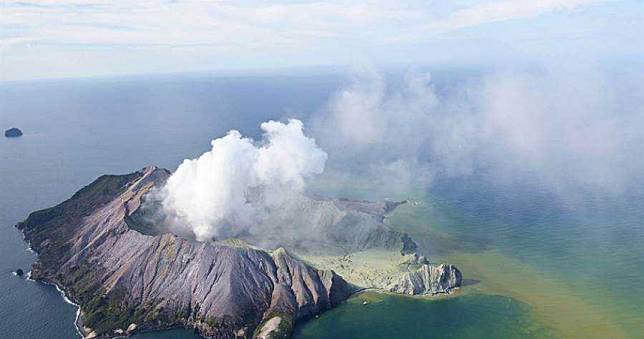 紐西蘭火山爆發釀5死34傷　島上瀰漫毒氣＋火山灰「恐無人能生還」