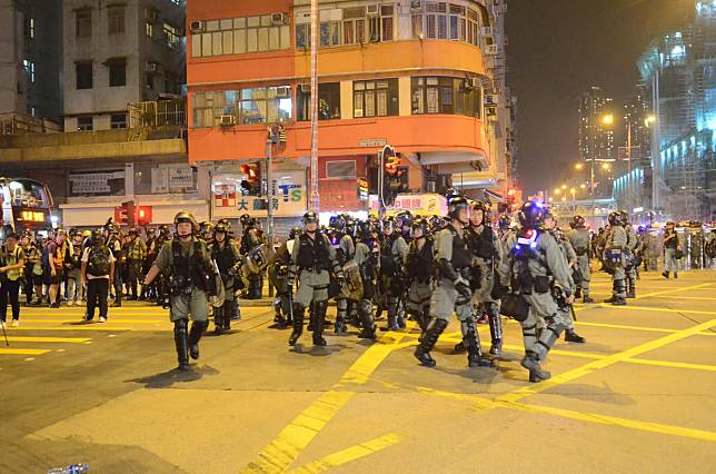 防暴警察驅散示威者。