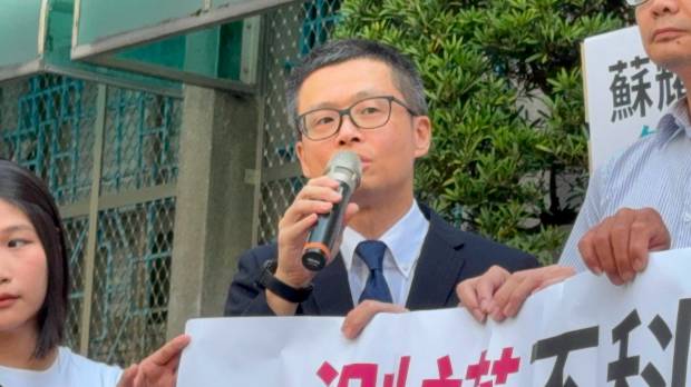 蘇耀輝被控殺人案開啟再審，今翻盤獲判無罪，律師洪維德（拿麥克風者）喊話檢方別再上訴。謝亞庭攝