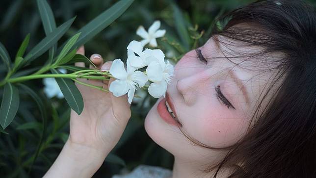 付女接近夾竹桃花朵拍照，結果隔天就中毒過敏。翻攝自付女抖音