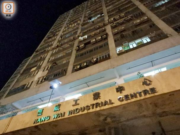 警方昨在屯門一工業大廈單位搗破一個非法賭博場所，拘捕36人，包括2名休班警員。(朱偉坤攝)