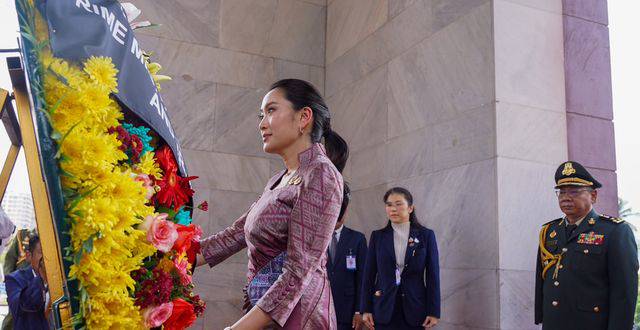 นายกฯ แพทองธาร วางพวงมาลา ณ วิมานเอกราช และเข้าถวายสักการะพระบรมราชานุสาวรีย์ พระบาทสมเด็จพระนโรดมสีหนุพระบรมรัตนโกศ