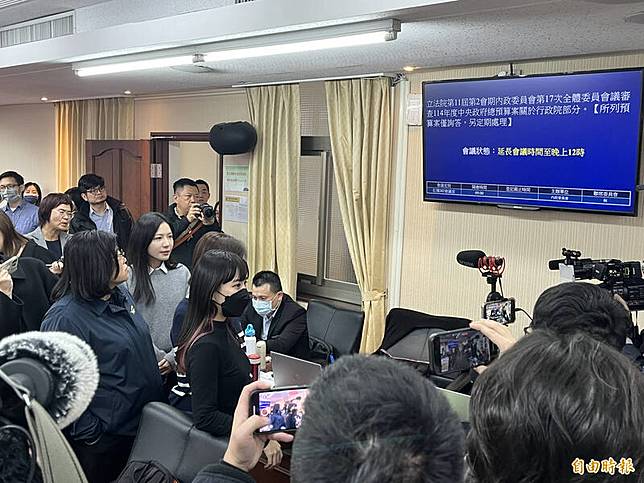 立法院內政委員會今(18日)排審行政院明年度施政計畫及收支預算報告，民進黨立委一早佔據主席台反對確認16日選罷法議事錄，會議停擺一上午；不過，散會前13分鐘，國民黨籍召委徐欣瑩自備麥克風現身委員會逕行宣告開會，並將開會時間延長至晚上12時，隨即離開會議室。會議截至下午3時持續空轉。(記者李文馨攝)