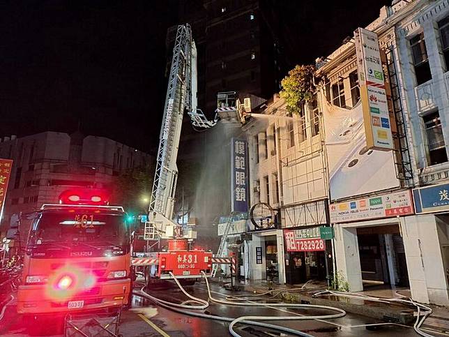 延燒10棟民宅！彰化市惡火白天燒到深夜 64勇消精疲力盡 | 自由電子報 | LINE TODAY