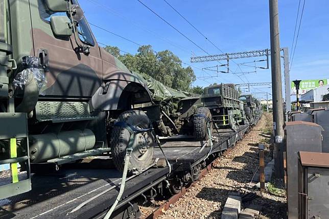 一列載運軍用裝備的火車17日下午行經台南仁德段時，因機件故障停在軌道上，影響當地平交道交通， 並造成台鐵其他列車誤點。 （讀者提供） 中央社記者楊思瑞台南傳真 112年5月17日  
