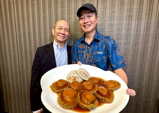 碧儷苑‧精點粵菜剛推出「南非粉鑽鮮鮑魚宴」，左邊是布師傅。 朗清心遊圖片
