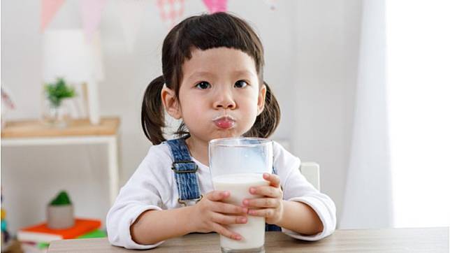 保久乳鈣質少？羊奶比牛奶好？破除乳製品6大迷思，讓孩子補對鈣