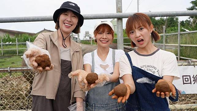 李懿（左起）、艾融、樂天女孩陳詩媛體驗自製牛糞薰香。（三立提供）