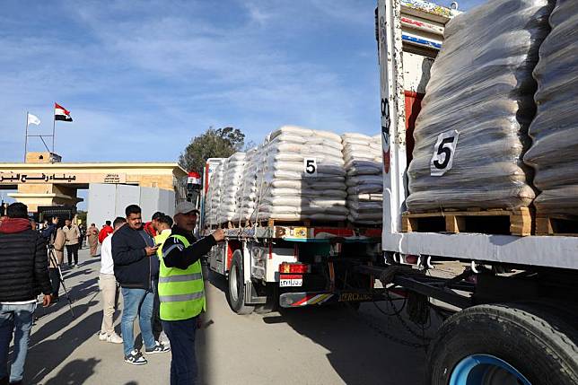 An aid truck waits to enter Gaza from the Egyptian side of the Rafah border crossing on Jan. 19, 2025. (Xinhua/Ahmed Gomaa)