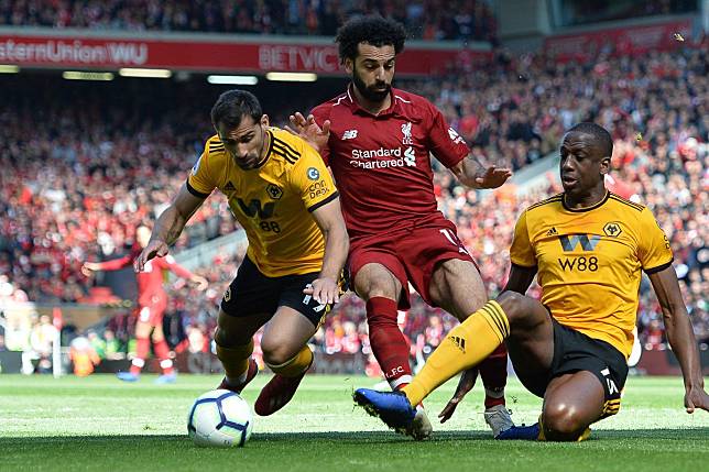 Liverpool's Mohamed Salah © in action against Jonny (L) and Willy Boly ® of Wolverhampton Wanderers in the English Premier League. Photo: EPA