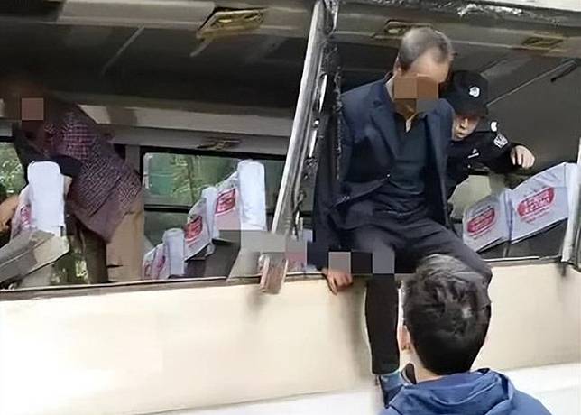 網傳畫面顯示，乘客在民警協助下離開事故車輛。