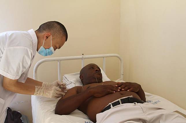 A Chinese doctor treats a patient with acupuncture at the Zimbabwe-China Traditional Chinese Medicine and Acupuncture Center in Harare, Zimbabwe, on Dec. 2, 2024. (Xinhua/Tafara Mugwara)