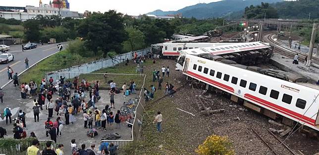 台灣宜蘭火車出軌多人死傷 (台鐵提供)