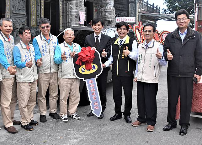 崁頂福安宮捐贈東山區公所勘災公務車。（記者翁聖權攝）