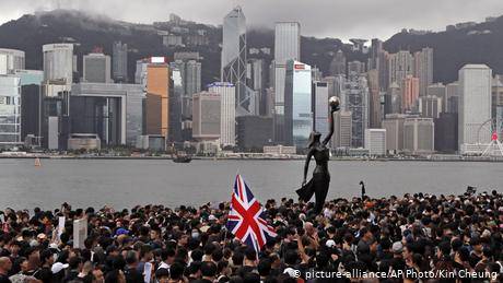 專家表示，目前擺在香港人面前的，只剩兩條路：要麼沉默、接受命運的安排；要麼選擇進一步反抗北京