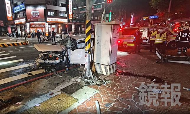 白色轎車失控撞擊路口紅綠燈桿，車禍現場滿地油漬碎片。桃園市消防局提供