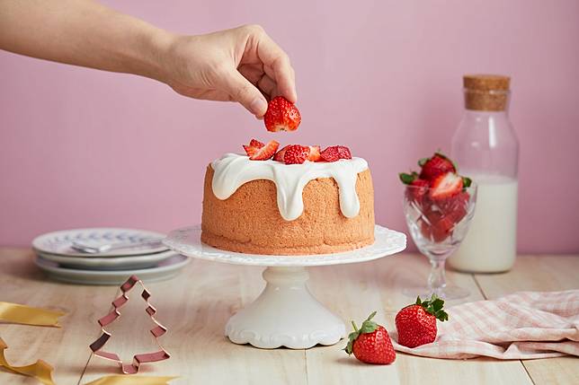 ▲嚴選苗栗大湖中號及大號草莓撒上蛋糕上，光用看的就非常滿足。（圖/微甜室）