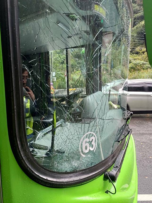 一輛統聯客運今天下午1點多行經蘇花公路116.2公里處被落石擊中，造成右前方擋風玻璃破裂。(記者江志雄翻攝)