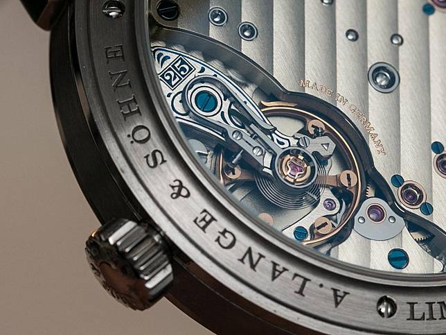 在Lange 1 25th Anniversary上，除了首度運用軍官錶的後底蓋設計之外，鵝頸式微調的錶橋上也刻有25字樣。