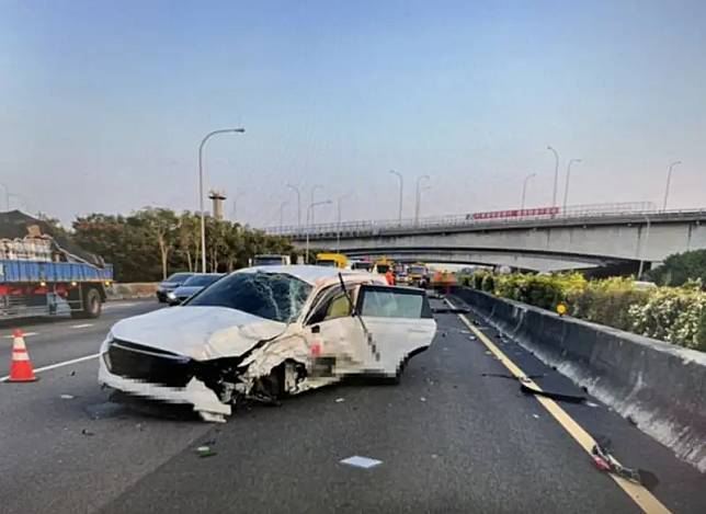 16日清晨，國道1號南下207K彰化路段，發生一起死亡車禍，41歲的楊姓男子駕駛遭後方追追撞身亡。（圖／翻攝彰化踢爆網）