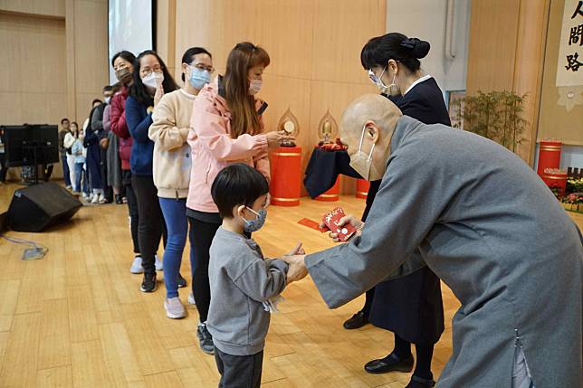 許多家長撥空前來參與歲末祝福，藉此機會更加了解慈濟及學校。