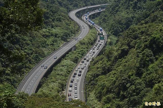 國5於8月1日將恢復週日北向高乘載管制，圖為國5去年端午4天連假車流。(資料照)